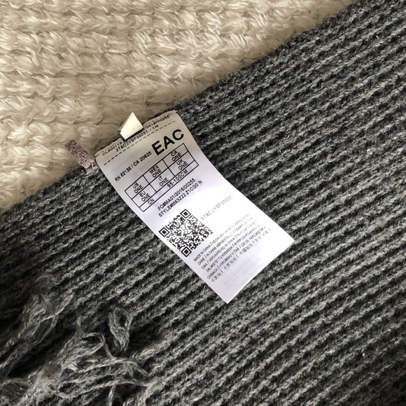 Guess Scarf - Picture 3 of 3